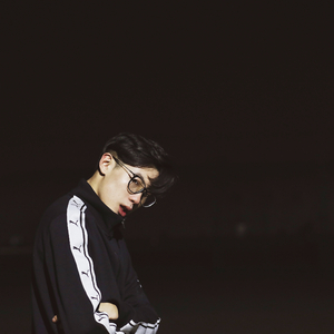 男裸体跳艳舞女又5其口交
